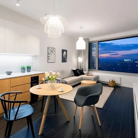 Castle View From 25th Floor - Skypark Retreat, Parking Apartment *