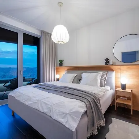 Castle View From 25th Floor - Skypark Retreat, Parking Apartment